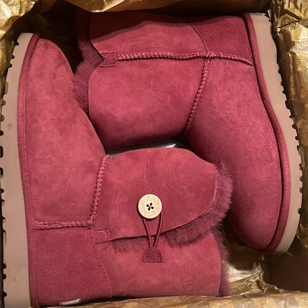 UGG Girls‎ K Bailey Button | NEW in BOX!!!❤️❤️